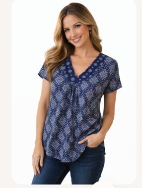 "Leo & Nicole" Misses (M) Very Pretty Shortsleeve Blue Pattern Top